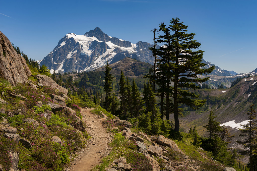 chain lakes loops with a trail and a view of the mountains.